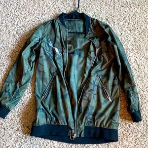 ROCK & REPUBLIC CAMO WINDBREAKER